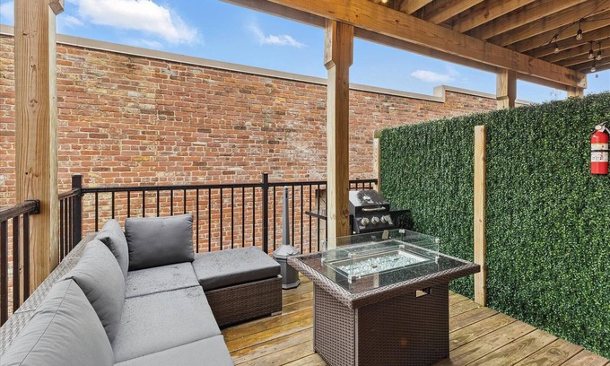 Lockerbie Square Apartment | Downtown Indy with Fire Pit and Free Parking