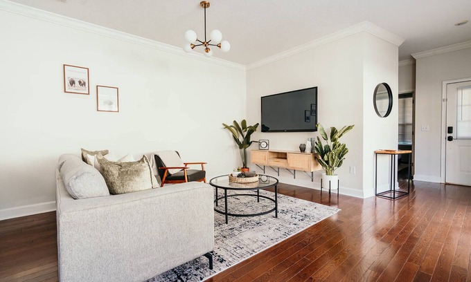 Dixieland House | Downtown Lakeland - Luxury Townhouse - Walkable!