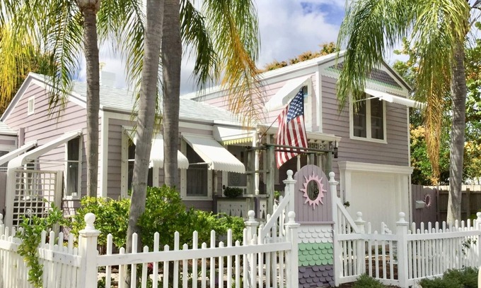 Parrot Cove Apartment | DOWNTOWN LAVENDER HOUSE LUXE STUDIO PARROT COVE WALK TO BEACH BARS DINING MORE