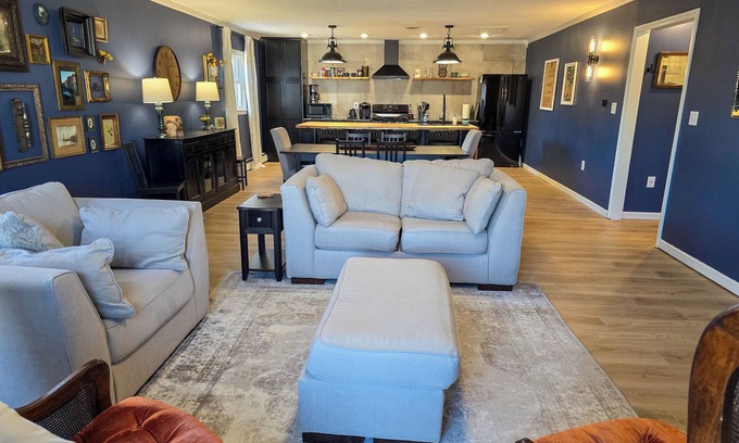 Carterville Apartment | Downtown Loft with full kitchen and laundry room, perfect for long stays
