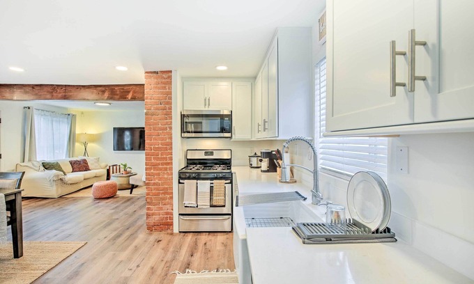 East Village Cottage | Downtown Long Beach Home: Walk Everywhere!