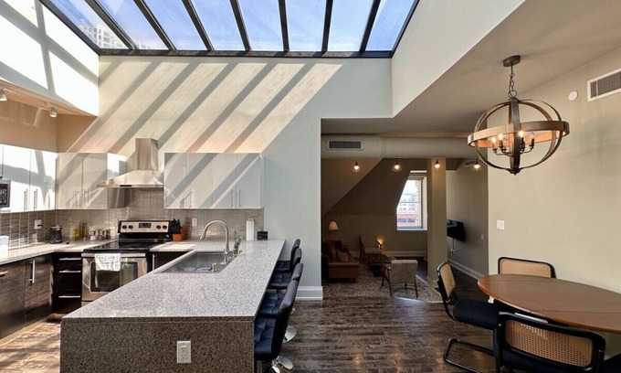 East Town Apartment | Downtown Luxury 2BR Penthouse Apt