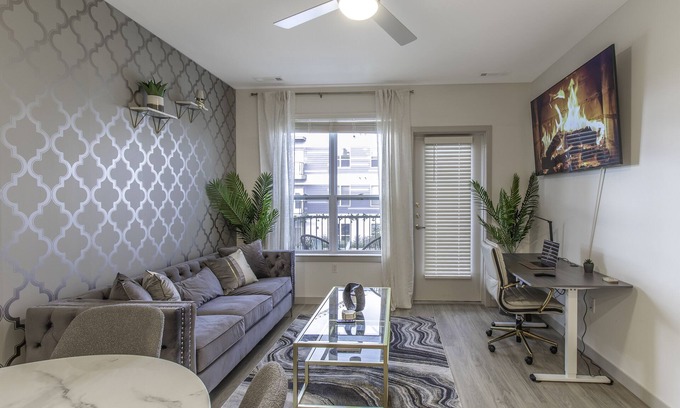 Chelsea Apartment | Downtown Luxury Oasis: King Bed, Gym, Parkingn