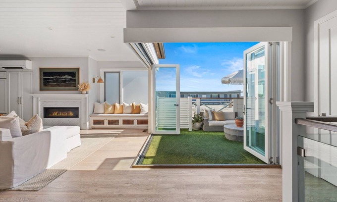 The Strand House | Downtown Manhattan Beach 4BR | Sauna & Elevator