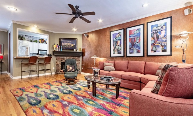 South Main Historic District House | Downtown Memphis Private Garage & Roof Top Patio Walk 2 blocks to Beale Street