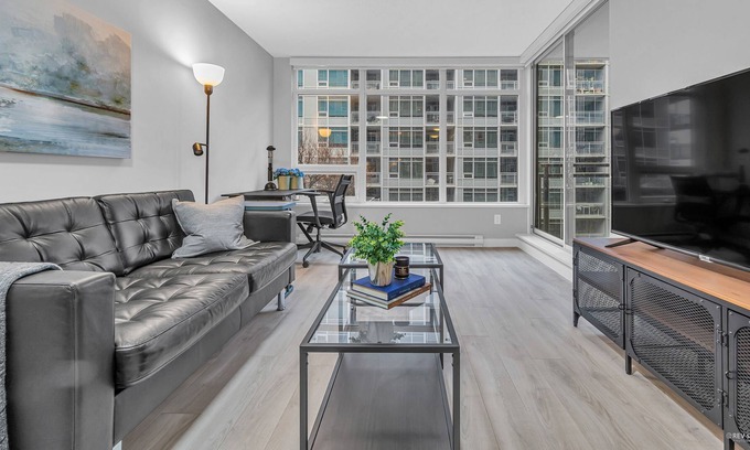 Richmond City Centre Apartment | Downtown Modern 1 Br & Den | Steps to Transit & YVR & Shopping