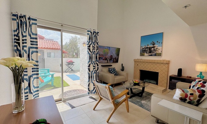 Baristo Condo | Downtown Palm Springs Holiday Loft – New Decor, View Patio, S/W Pools