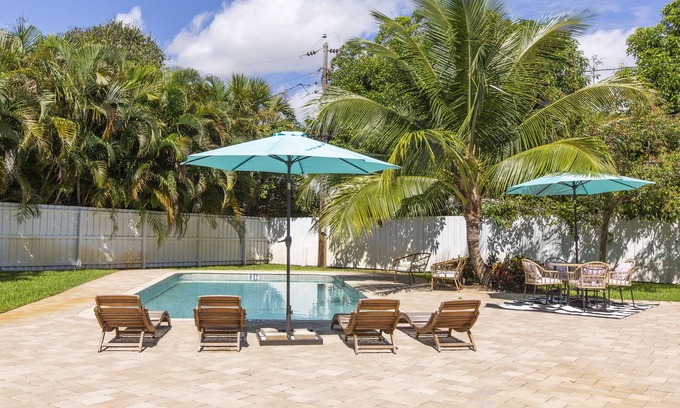 Delray Beach Apartment | Downtown Pool Home| Mins to Beach | Cabana service