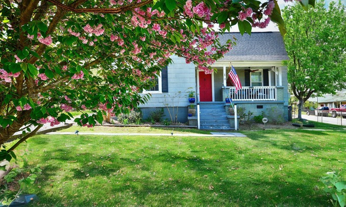 Dunean House | ✨Downtown Retreat 🏡 Minutes from Main Street, with Fenced in Backyard ✨ n