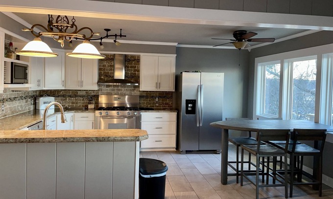 Capital View House | Downtown River House!