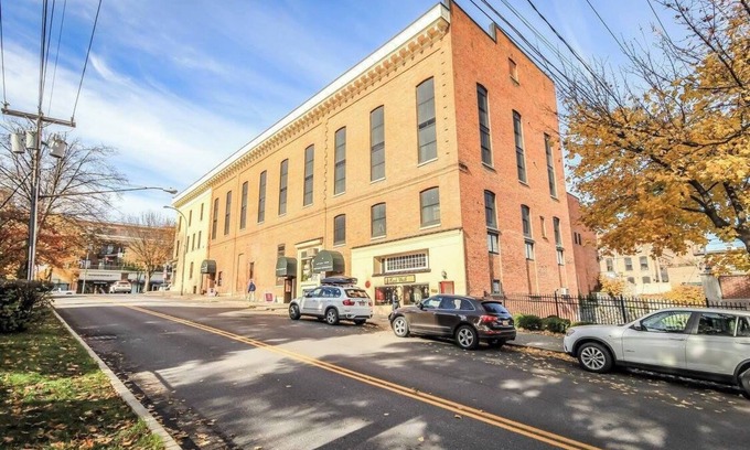 Saratoga Springs Condo | Downtown seasonal rental for Belmont Festival and Saratoga Track Meet