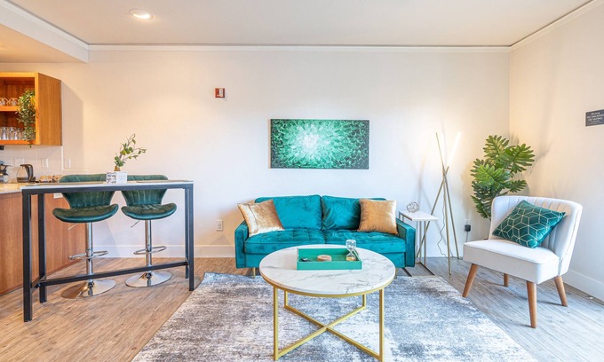 Downtown Eugene Apartment | Downtown! Short walk to U of O! Free Parking!