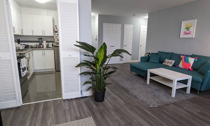 Church and Wellesley Apartment | Downtown Skyline View Apartment
