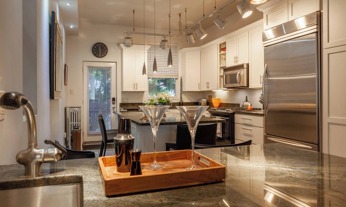 Mount Vernon Square House | Downtown Townhouse Roofdeck Convention Center Subway Parking