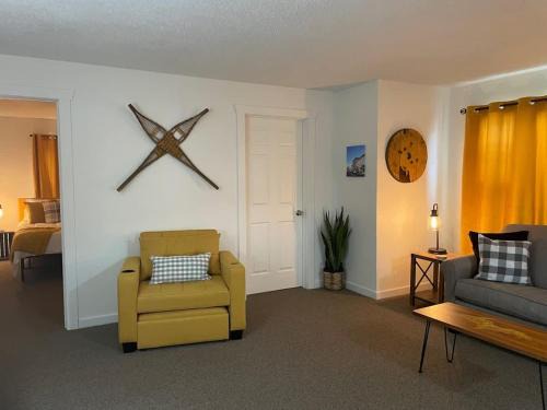 Ironwood House | Downtown Yellow Room at Villages on Aurora