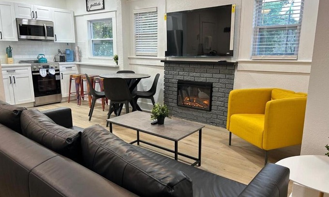 Historic Uptown Apartment | Downtown Zen 2-Bedrooms Private Bungalow