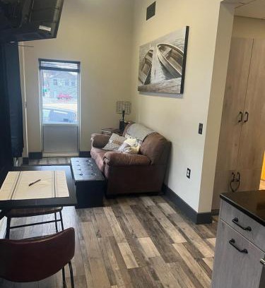 Fountain City House | Dragonfly loft, hot tub, river views