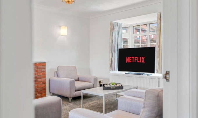 Wellingborough House | Dragonfly Nook perfect for families corporate and business travelers