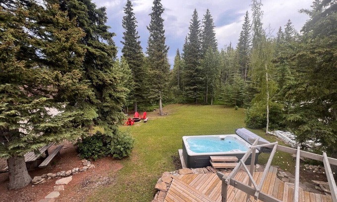Jasper East House | Dream 4-Br 4-Ba | Private Pool & Hot Tub | 2-min DRIVE to Jasper National Park