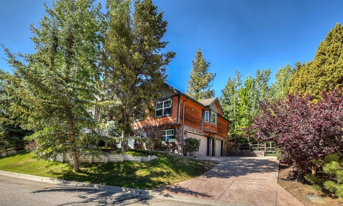 Eagle Mountain Estates Cabin | Dream Catcher by Destination Big Bear: Mountain Views! Fenced Yard! Luxury! Gas Fireplace!