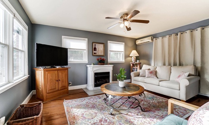 Oakhurst House | Dream Catcher’s Bungalow: 15% Off Until Nov 30!
