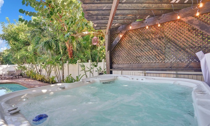 East Boca Raton House | Dream Smart Home/Pool/Hot Tub/BBQ/Kids Playroom