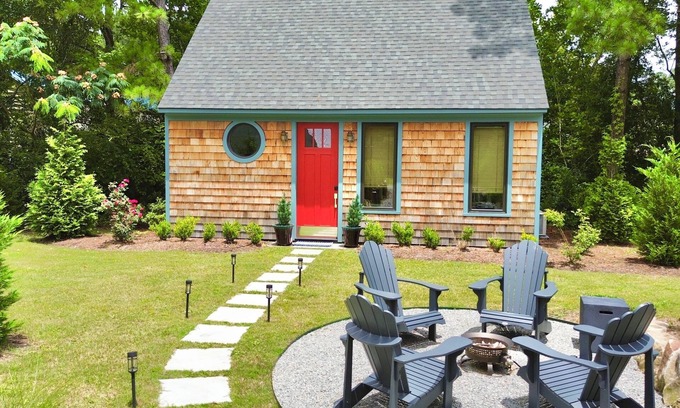 Wilmington Cottage | Dreamy Coastal Cottage w/King Bed~FirePit~Outdr Shower. 5 minutes to the Beach!