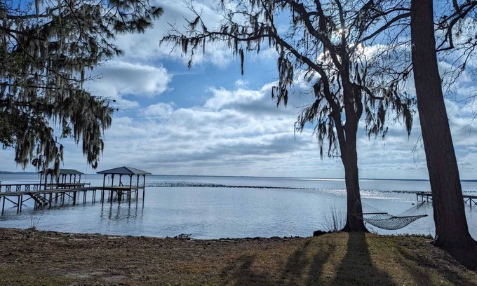 Hallsboro House | Dreamy Cottage right on the Lake, Dog Friendly!