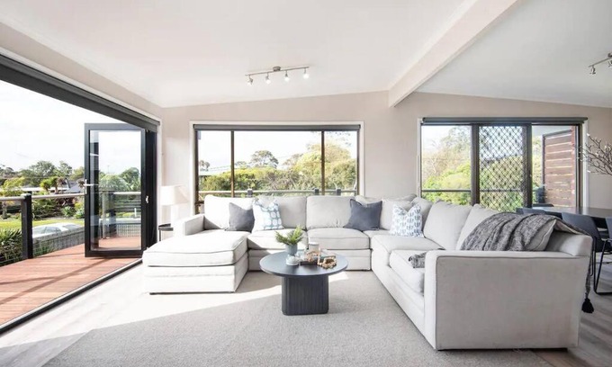 Dromana House | Dreamy Dromana Family Getaway - with Jacuzzi