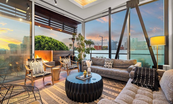 Venice House | Dreamy Venice Beach 5BR House with Rooftop & Steps to Beach