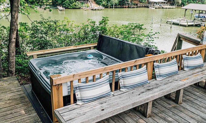 Deltaville House | Dreamy Waterfront+Hot tub+Kayaks+Deck+Dock+Games
