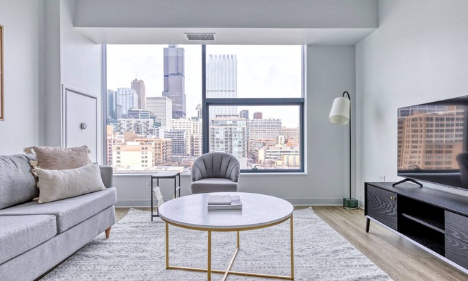 West Loop Apartment | Dreamy West Loop 2BR w/Gym & Pool in heart of Greektown, by Blueground
