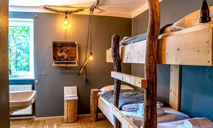 Elisabeth-Vorstadt House | Dreibettzimmer, Dusche - The Keep Eco Residence