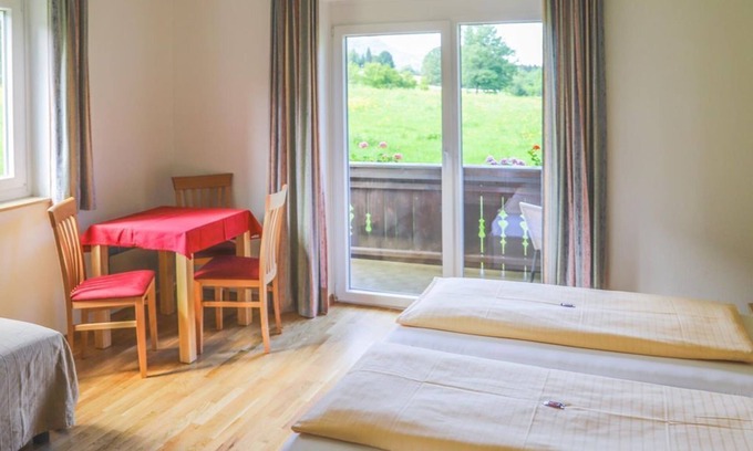 Rappitsch Bed & Breakfast | Dreibettzimmer mit Balkon und Seeblick - Pension Strauß