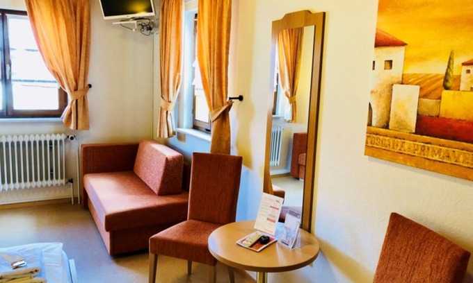 Rheinhausen Apartment | Dreibettzimmer mit Dusche und WC