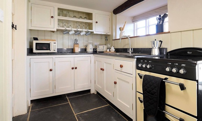Drewsteignton Hotel | Drewe Arms Bunk Rooms & Church Cottage