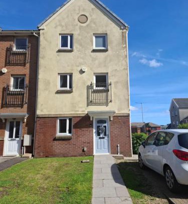Port Talbot House | Driftmark Beachfront location Aberavon Beach Sea Views Large Driveway parking private site fibre optic wi fi