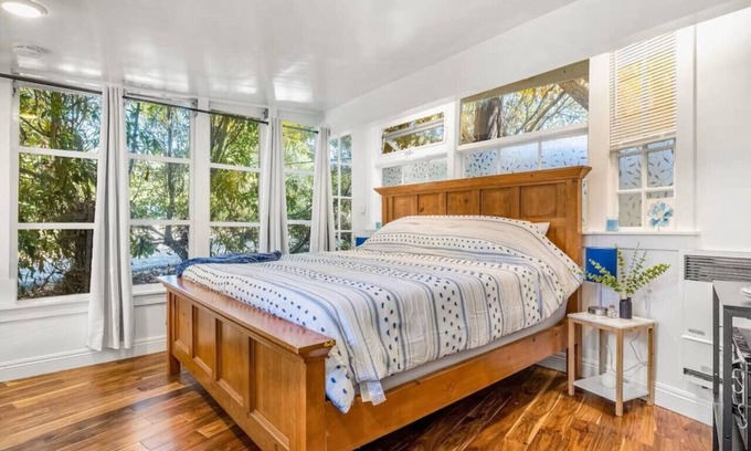 Santa Barbara Apartment | Driftwood Club - Jennifer`s Room (Dog Friendly)