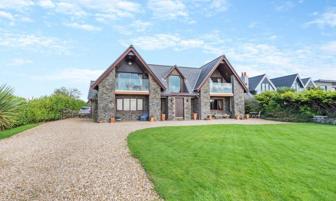 Southgate House | Driftwood House - Four Bedroom House, Sleeps 8