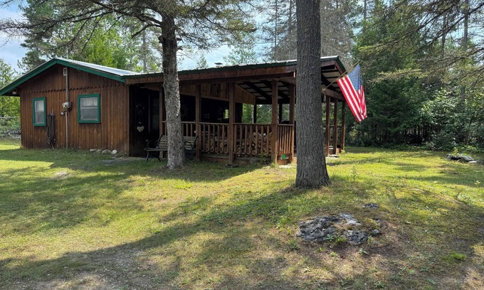 Drummond Island Cabin | Drummond Island Hotel & Vacation Homes - Ole Woodsy Nook