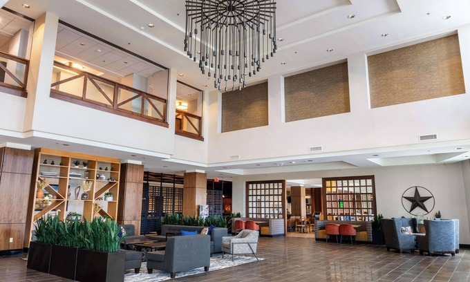 Central Arlington Hotel | Drury Plaza Hotel Dallas Arlington