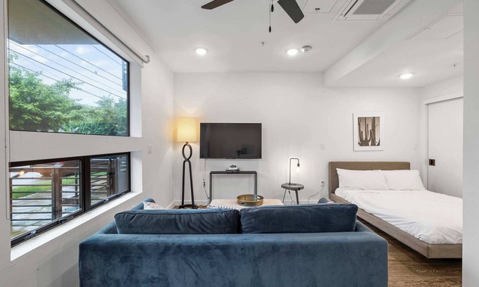 East Cesar Chavez Apartment | DT ATX Studio | Queen Bed | Sofa Bed | Patio