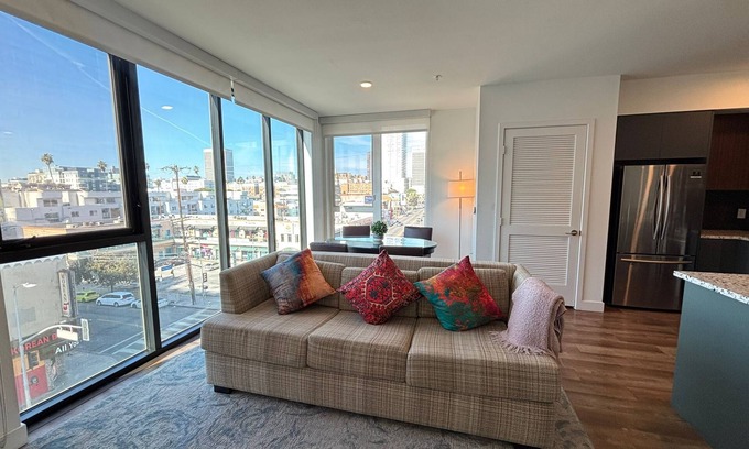 Koreatown Hotel | DTLA 1BR Deluxe near K-Town & Staples – Rooftop, Gym, WiFi