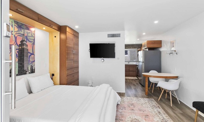 Roosevelt Condo | DTPH Mid Century Studio w/Pool & Parking