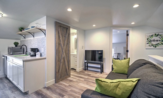 Golden Apartment | Dtwn Golden Apt < 9 Mi to Red Rocks Amphitheater!
