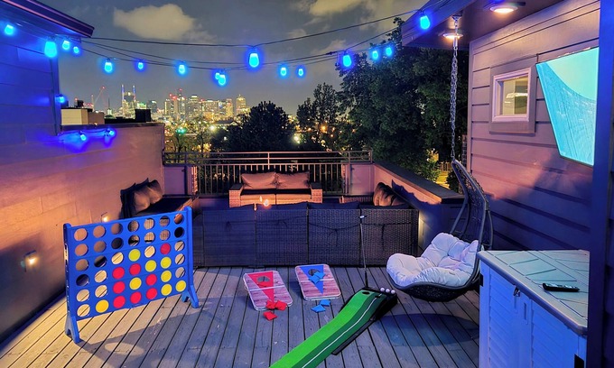East Nashville House | ★ Dual Townhome, 8-bedrooms, Skyline Views, 1 mile to Titans Stadium ★