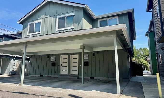 Amazon House | Duck Den - 3 Bedroom Near University of Oregon Campus & Autzen Stadium
