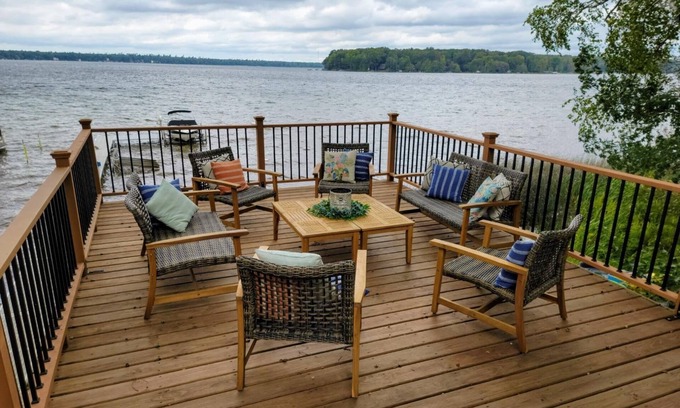 Grawn House | Duck Lake Landing 6 Bedrooms/3Baths /Sleeps 12 - Minutes to Traverse City!