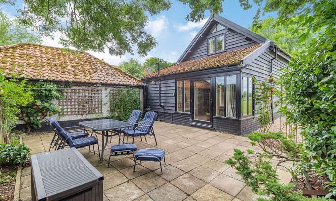 Pulham Market Cottage | DUCKSFOOT BARN, pet friendly, with a garden in Pulham Market
