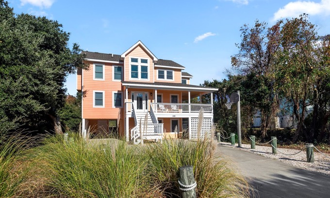 Duck House | Ducktopia: 6-minute walk to Beach, Pool, Hot Tub, Short Walk to Downtown Duck